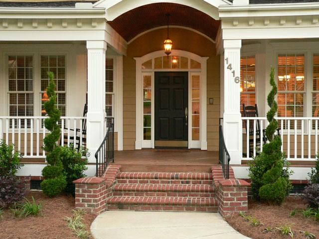 منزل ذو مدخل خذاب بألوانه الابيض مع البيج 