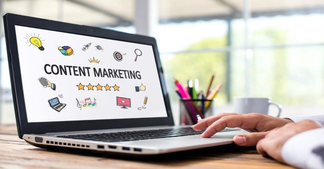 شخص يعمل على لابتوب و تظهر على شاشته عبارة Content Marketing 