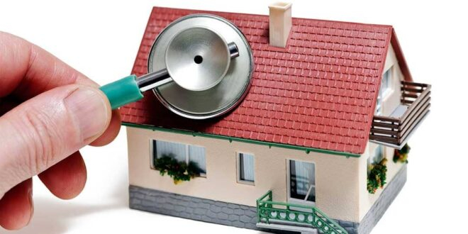 طبيب يضع سماعته على مجسم بيت 