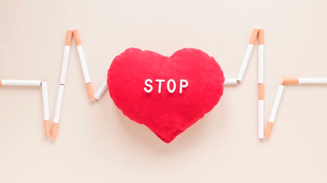 في وسط الصورة قلب احمر مكتوب في داخله stop ونبضات القلب مرسومة بالسكائر 