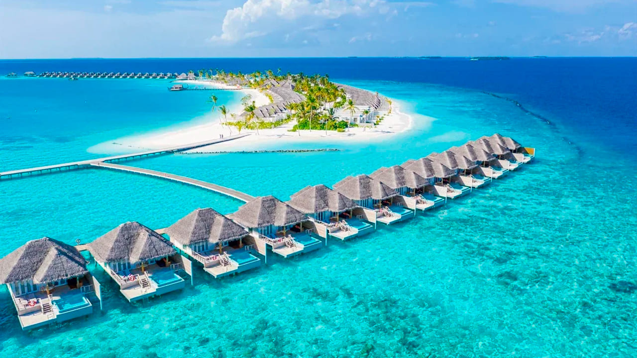مجموعة من الاكواخ السياحية في جزر الماليدف وتصل بينهم جسو فوق الماء 
