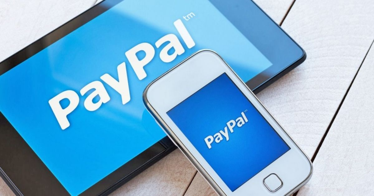 اي باد و هاتف خلوي تظهر على شاشتهم الزرقاء عبارة باي بال 