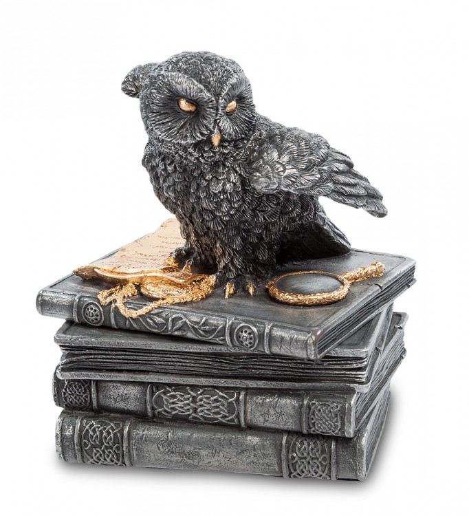 مجسم لبومة تقف على مجموعة من الكتب كرمز للحكمة 