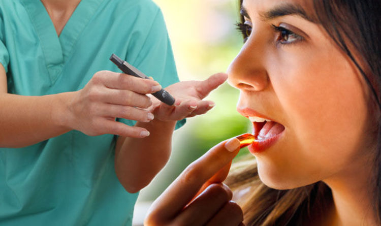 مريض يستعمل القلم لاجراء اختبار السكر و سيدة تضع في فمها حبة مكمل غذائي