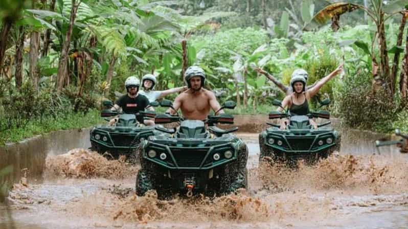 مجموعة من الاشخاص يركبون دراجات نارية رباعية الدفع ويعبرون منطقة مغمورة بالمياه ضمن غابة جميلة 