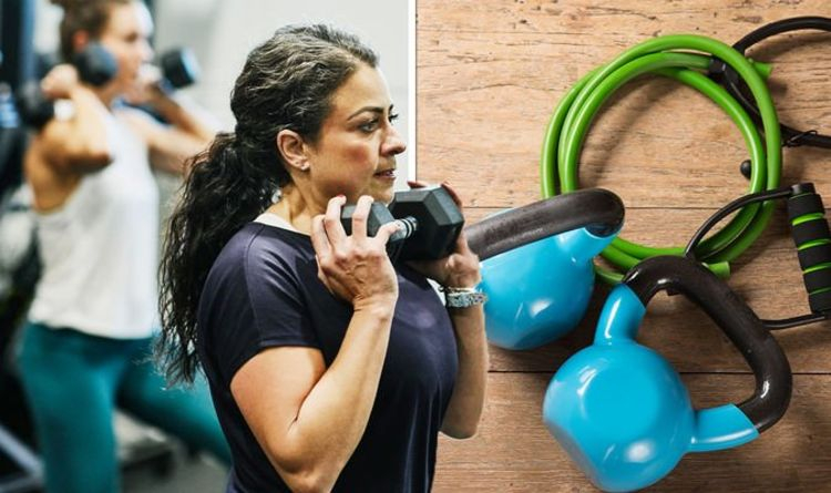 سيدة تحمل اوزان و تمارس تمارين القوة لخسارة الوزن 