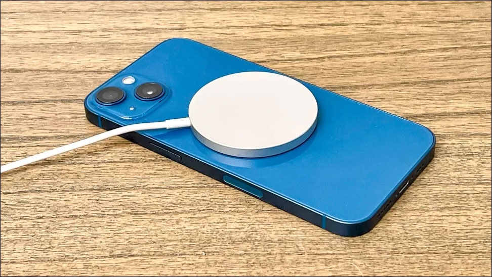 أيفون 13 مع شاحن أبل المغناطيسي اللاسلكي MagSafe - (مصدر الصورة: Tom's Guide)