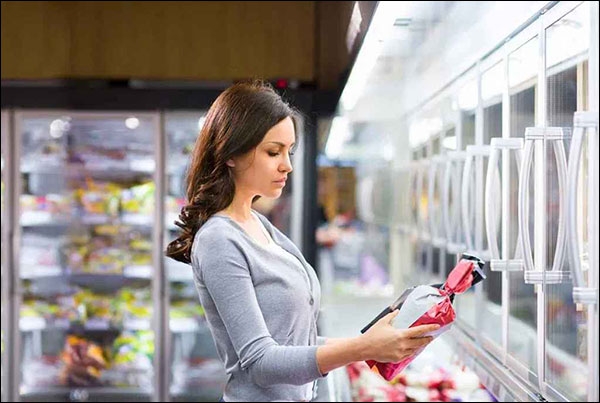 شراء كل منتَجٍ كُتِبَ عليه طبيعي تماماً، أو عضوي