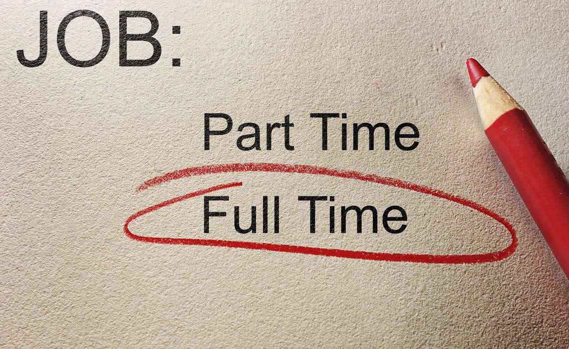 ورقة بيضاء مكتوب فيها عبارتي part time , full time  و بالقلم الاحمر يوجد دائرة حمراء حول الدوام الكامل 