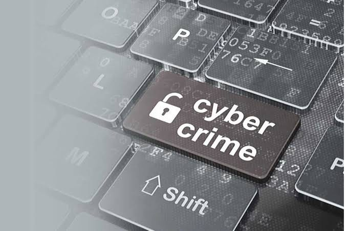 على لوحة مفاتيح جهاز كمبيوتر يظهر زر مرسوم عليه قفل و عبارة cyber crime