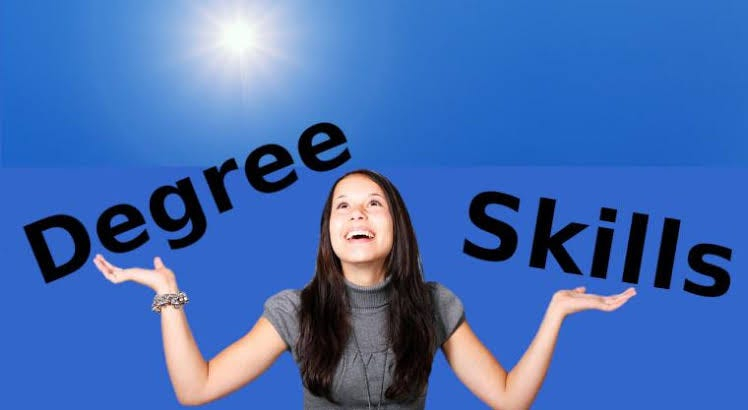 الشهادة مقابل المهارات على خلفية زرقاء شابة تقف فاتحة يديها وعلى كل يد تظهر عبارة degree و skills