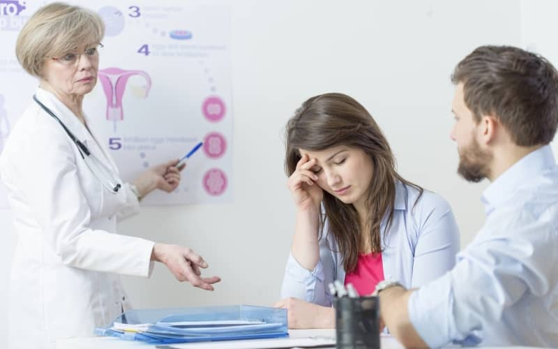 العلاج الهرموني للعقم طبيبة تشرح حالة العقم التي تعاني منها الزوجة و بجانبها زوجها