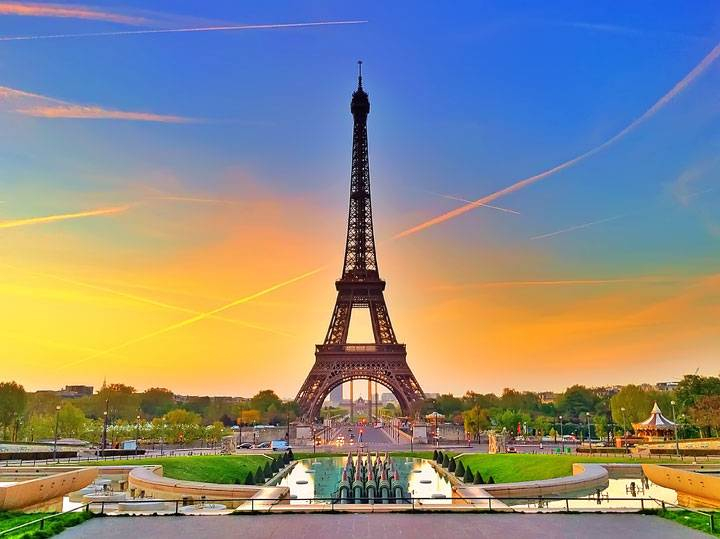 برج ايفل في باريس والمطل على اجمل الحدائق والمنتزهات 