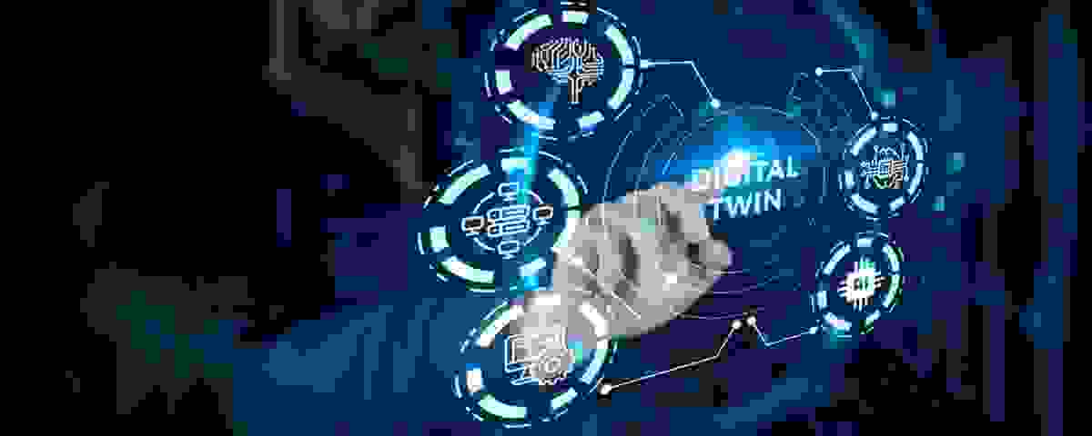 على خلفية سوداء تظهر يد رجل يرتدي بدله و يشير بأصبتع هلى شافة شفافة مكتوب في الوسط Digital twin 