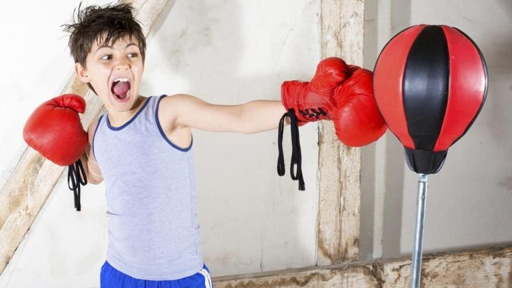 طفل غاضب يمارس رياضة البوكسينغ