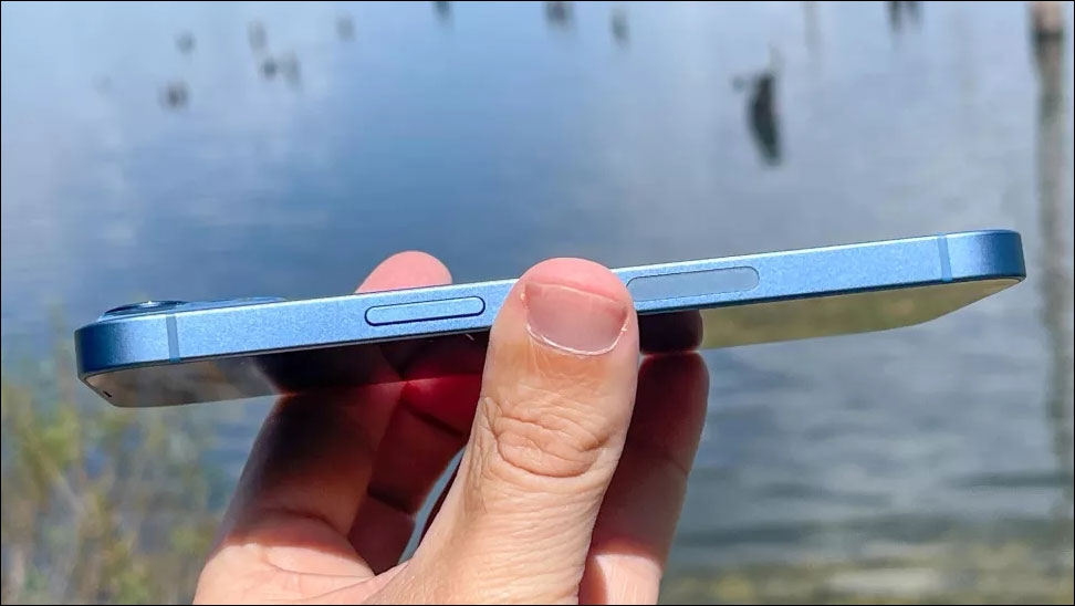 تموضع الأزرار الجابية في أيفون 13 يختلف قليلاً عن أيفون 12 - يظهر في الصورة زر الطاقة في أيفون 13 - (مصدر الصورة: Tom's Guide)