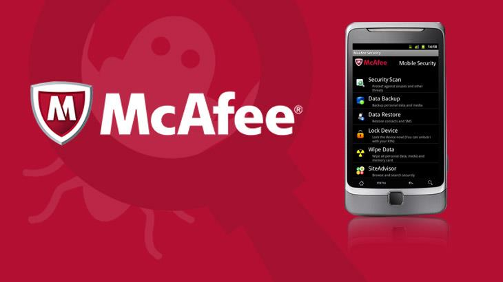 على خلفية حمراء يظهر هاتف ذكي على شاشته تطبيق مكافي و بجانبه مكتوب اللون الابيض McAfee