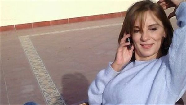 الممثلة رنده عوض وهي جالسة في فسحة تتحدث بالهاتف و تضع يدها فور رأسها 