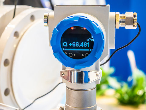 انظمة تقنيات ذكة في إدارة المياه حيتث تظهر شاشلة داشرية باطار ازرق متصلة بعدة اجهزة 