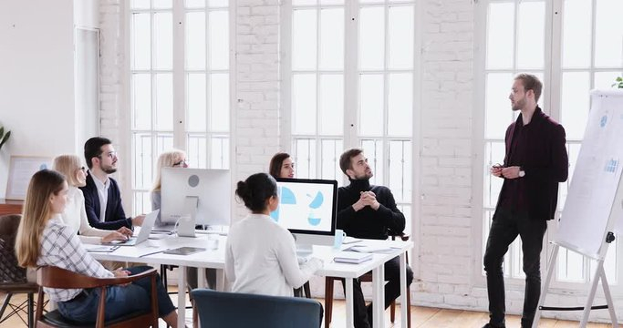 مجموعة من الموظفين يخضعون لدورة تدريب مهني 