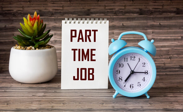 على طاولة تظهر ساعة منبه زرقاء و بجانبها دفتر مكتوب عليه عبارة PART TIME JOB  وخلفه نبته خضراء