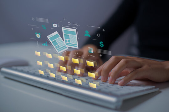 شخص ينقر على لوحة المفاتيح و تظهر بشكل افتراضي ايقونات الملفات 