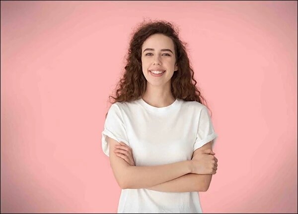 الجلوس مع تصالب الذراعين الجلوس مع تصالب الذراعين