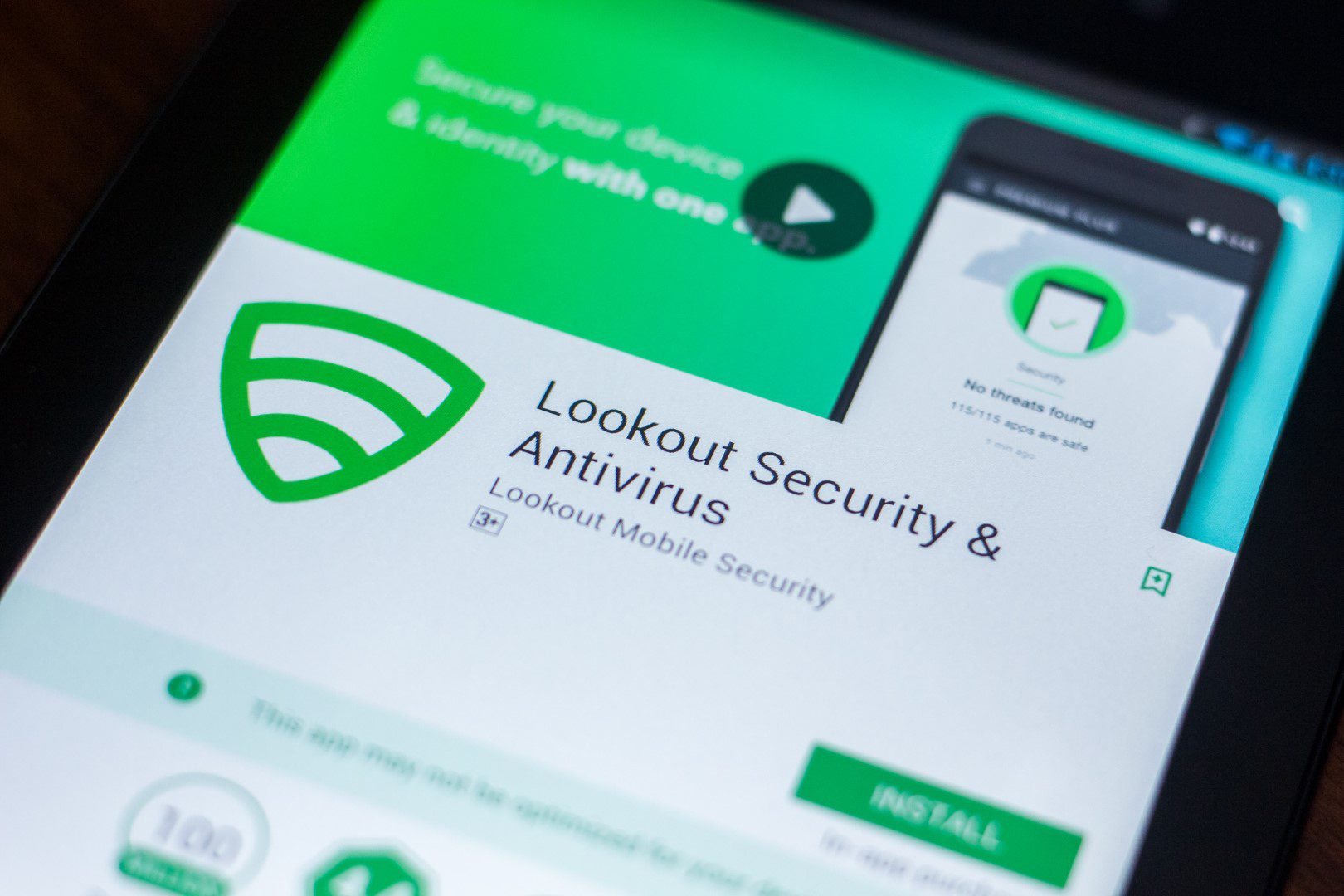 على خلفية سوداء يظهر جهاز هاتف ذكي تظهر على شاشته تظبيق lookout Security & Antivirus 