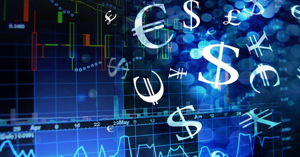 فوركس على خلفية زرقاء متموجه تظهر رموز العديد من العملات الاجنبية من الدولار واليورو و غيرها