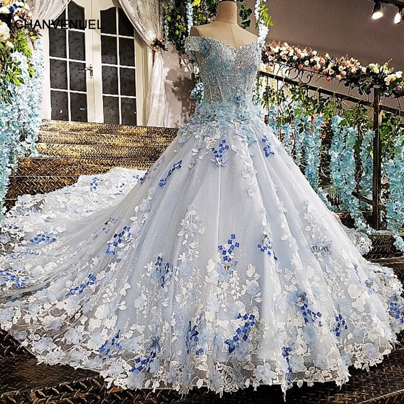 على خلفية مليئة بالزهور يظهر فستان  مطرز بالزهور الزرقاء الناعمة 