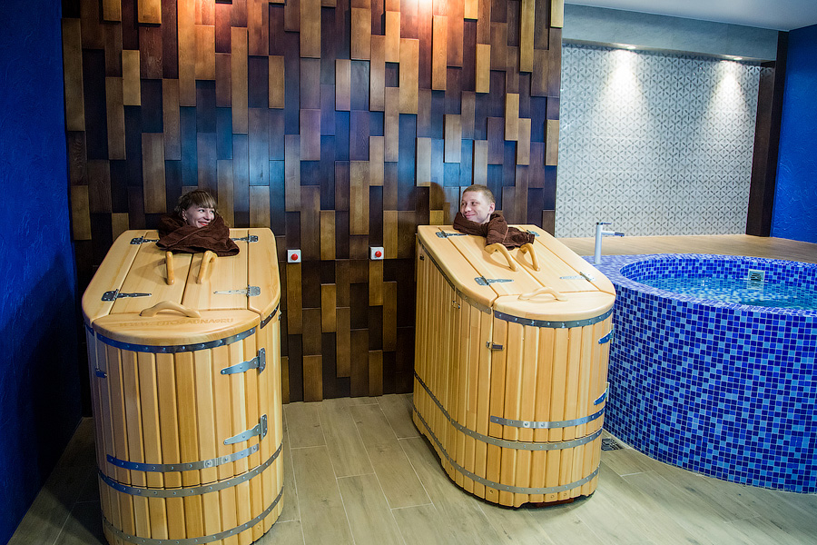 العروسين في غرفة سبا ضمن صناديق خشبية للبخار 