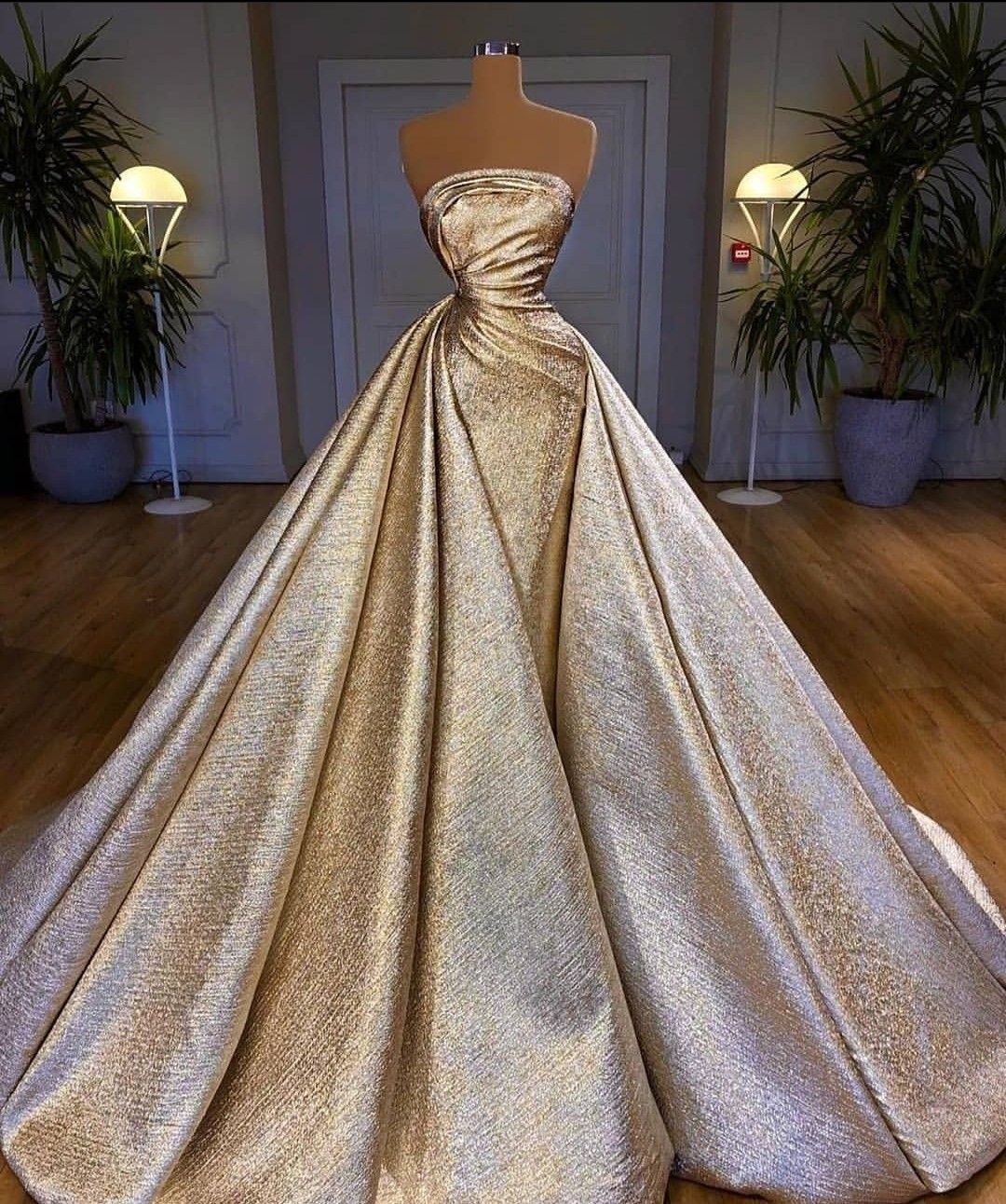 في قاعة فخمة يظهر فستان زفاف ضيق  مع تنورة فوفه 