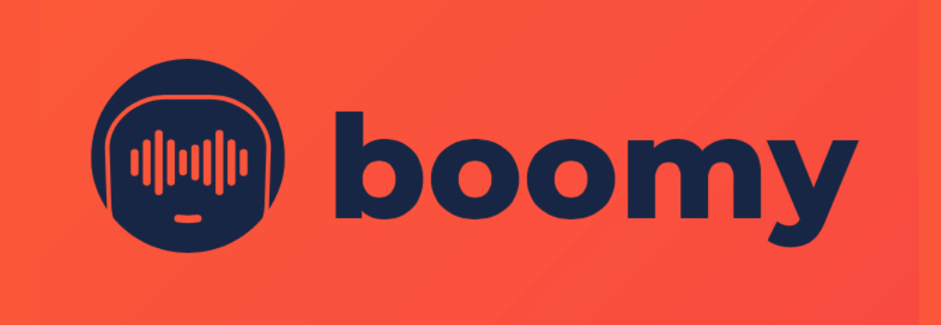 على خلفية حمراء تظهر دائرة سوداء مقطعة لتشكل وجه وعبارة boomy باللون الاسود