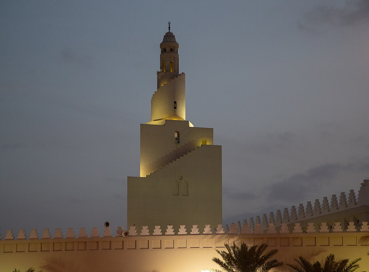 صورة جانبية لمسجد ميقات وتظهر مإذنته العالية المضاءة بالانوار 