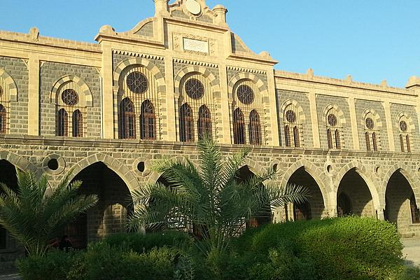 واجهة متحف دار المدينة و امامه العديد من القناطر الحجرية و حديقة خضراء 