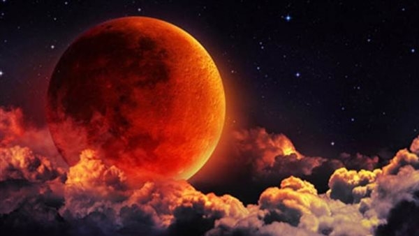 متى يتحول القمر للون الأحمر؟