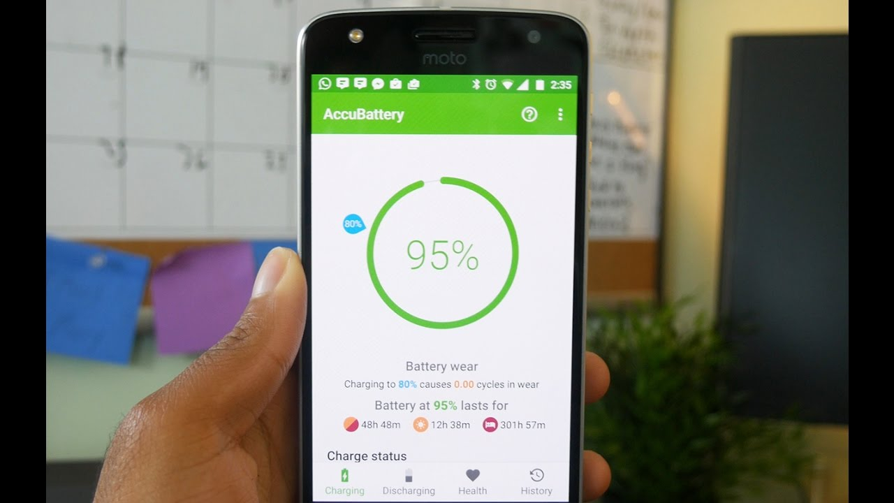 يد ممسكة بهاتف و على شاشته يظهر تطبيق اكوا باتري 