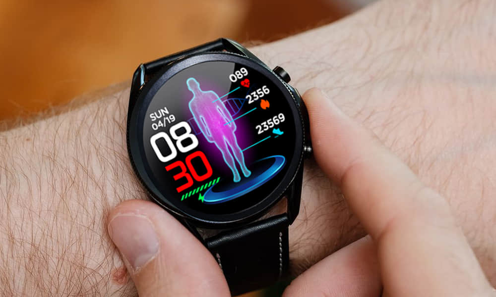 شخص يرتدي ساعة ذكية و يحاول ضبطها و تظهر على شاشتها نتائج الفحص 