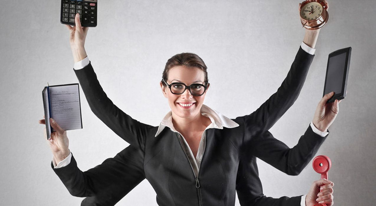 موظفة متعددة المهارات ويظهر لها بشكل افتراضي اذرع للقيام بأعمال مختلفة 