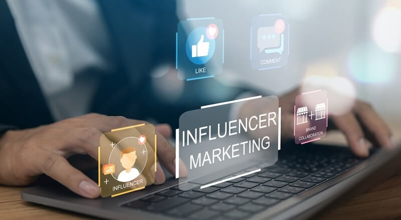 شخص يستخدم لابتوب و تظهر بشكل افتراضي ايقوتات وفيخت هبترو influencer marketing
