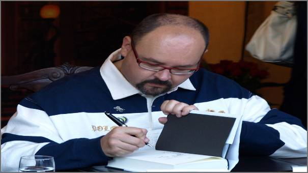 Carlos Zafón Carlos Zafón signs a book