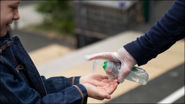 تعقيم أيدي الأطفال في المدارس