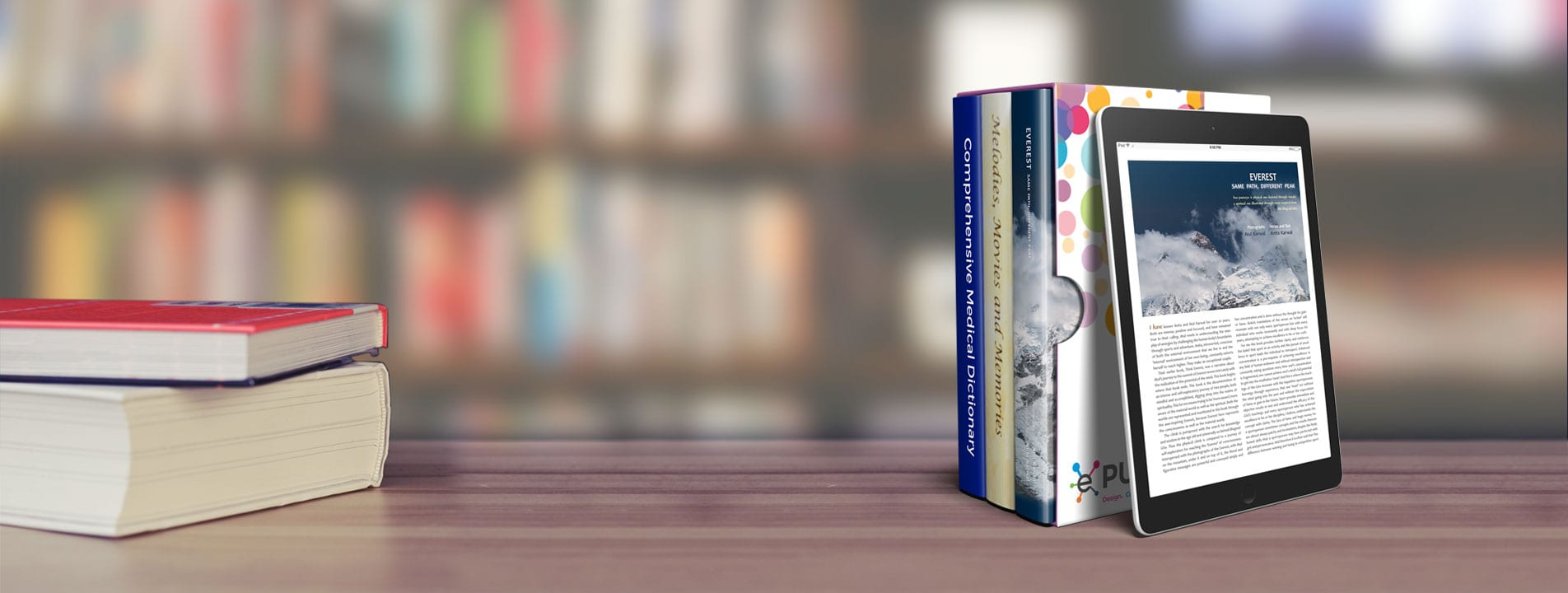 على طاولة في مكتبة يظهر كتاب الكتروني يستند الى مجموعة من الكتب 