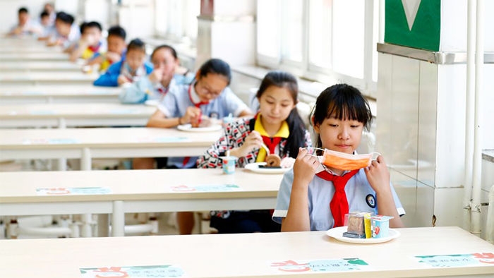 كان تناول الطعام شأنا انفراديا في بكين في أوائل يونيو، وذلك بعد وقت قصير من إعادة فتح العديد من المدارس