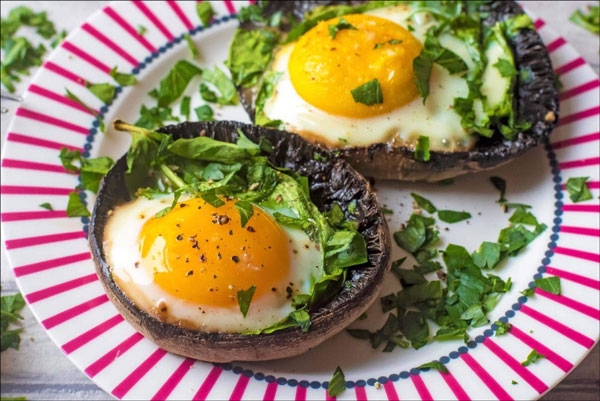 خُبز البيض المُزيَّن بفطر بورتوبيللو
