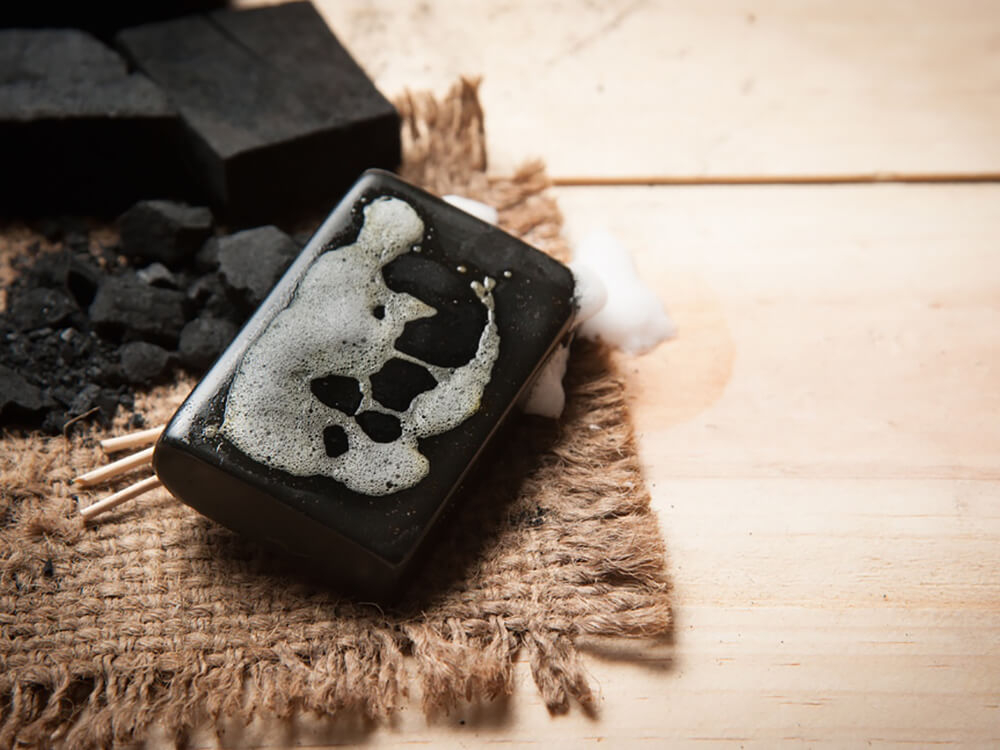 صابون الغار مع الفحم النشط