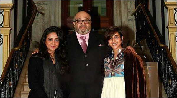 محمد ابن عيسى الجابر مع ابنتيه مشاعل وبشاير