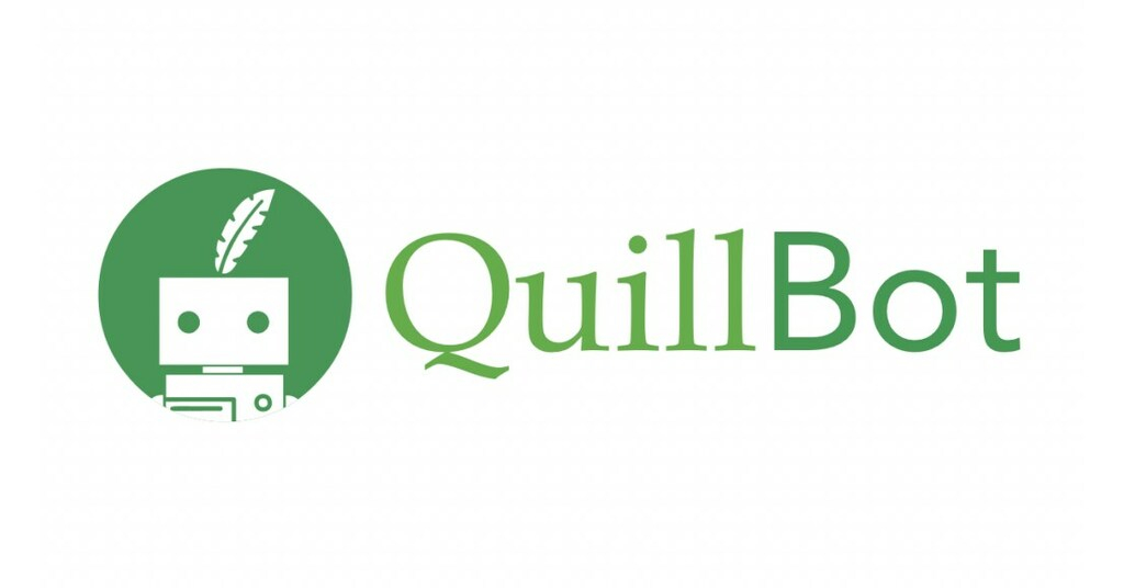 على خلفية خضراء يظهر مربع بداخله رجل آلي و على رأسه ريشة بيضاء و مكتوب بجانبه QuillBot
