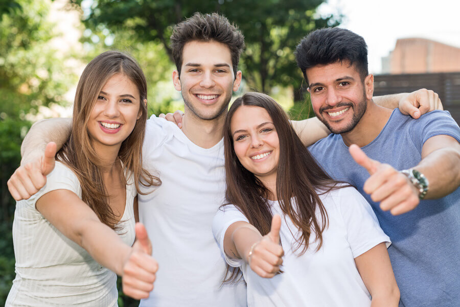 بناء الثقة في الصداقات مجموعة من الاصدقاء يقفون مبتسمين متكاتفين