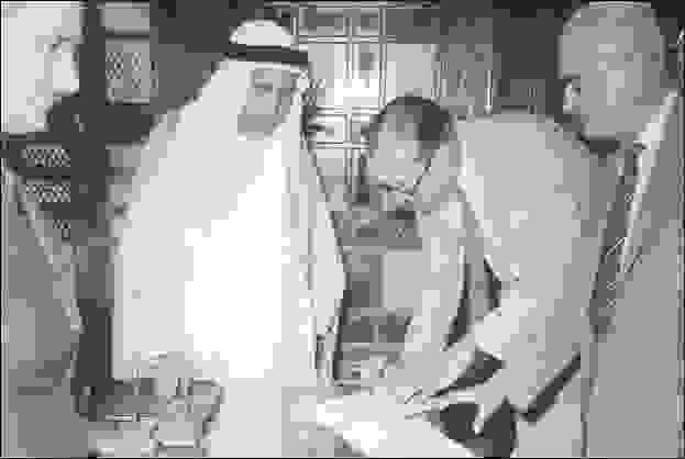 الشيخ عبد الله السالم الصباح يوقع على وثيقة استقلال الكويت عام 1961